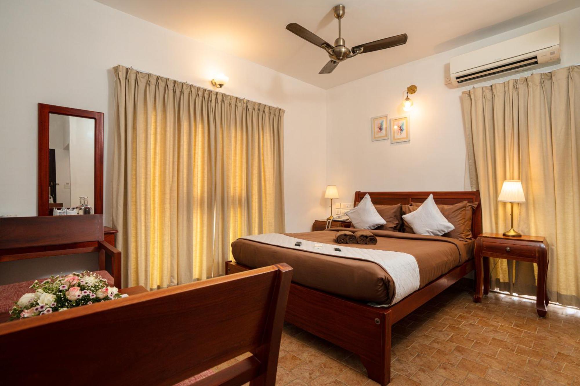 Solo Inn By Hawk Hospitality Kochi Exterior foto